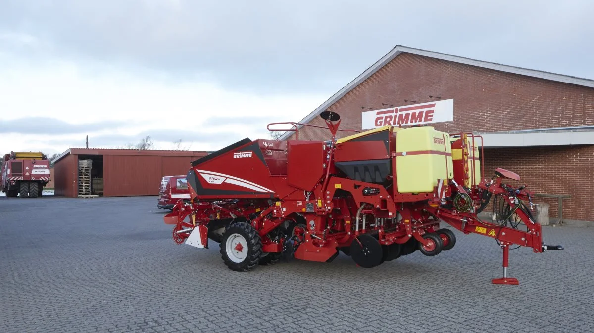 Foran importvirksomheden Grimme Skandinavien A/S her en af de nyeste modeller af kartoffellæggere fra den store tyske producent. Foto: Erik Hansen