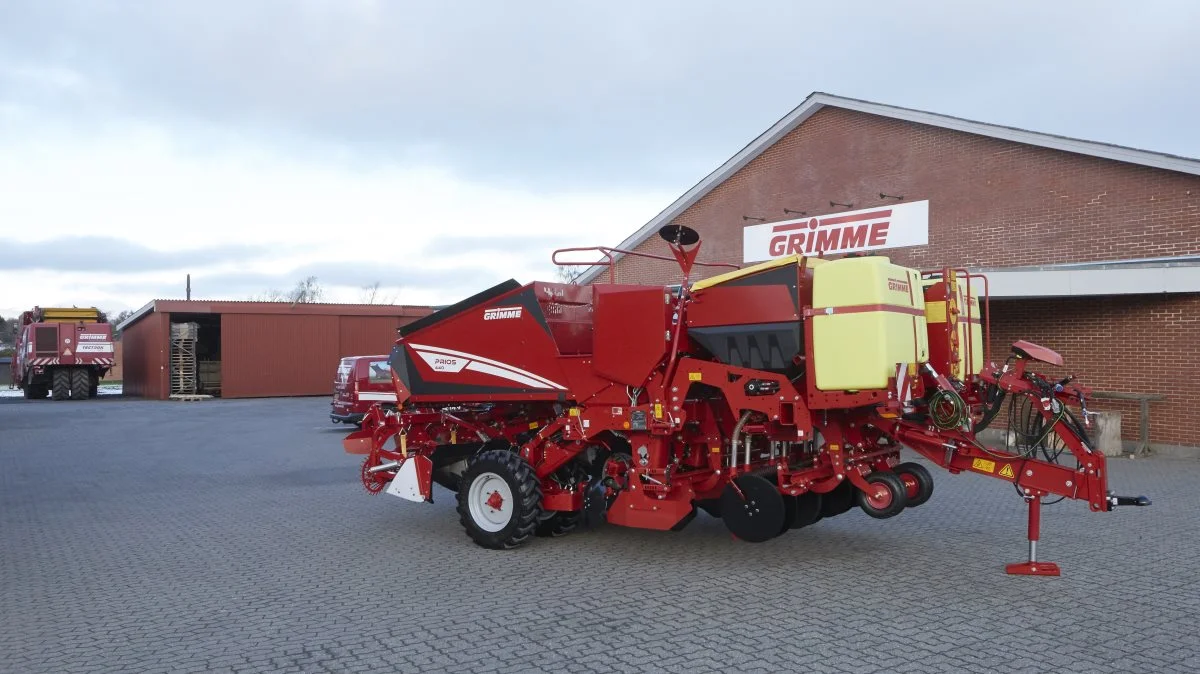 Foran importvirksomheden Grimme Skandinavien A/S her en af de nyeste modeller af kartoffellæggere fra den store tyske producent. Foto: Erik Hansen