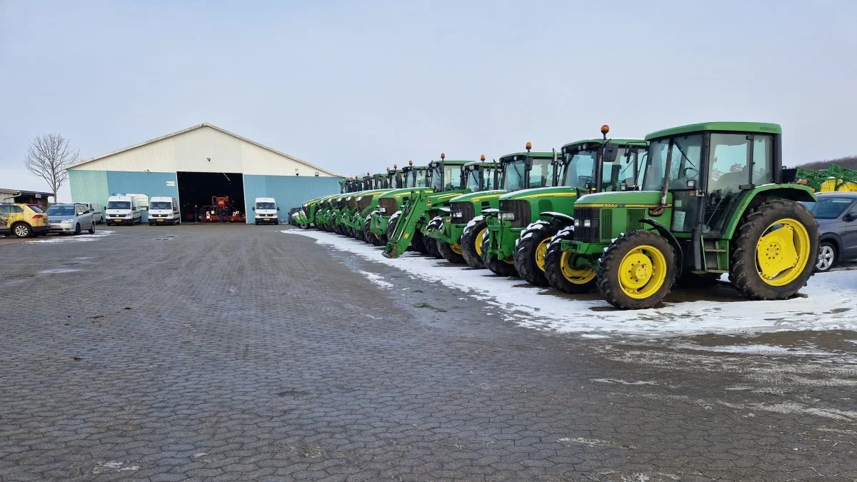 De mange besøgende til Semler Agros arrangement i Vejrup kunne blandt andet se nærmere på John Deere-maskiner ude på parkeringspladsen hos maskinhandleren. Fotos: Henning Andersen