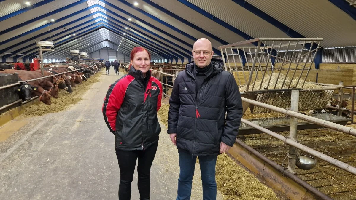 Der er stigende interesse for robotløsninger fra mælkeproducenterne, fortæller Sten Hansen fra Lely Center Tarm, der her er sammen med kollegaen Harriett Johannessen. 
