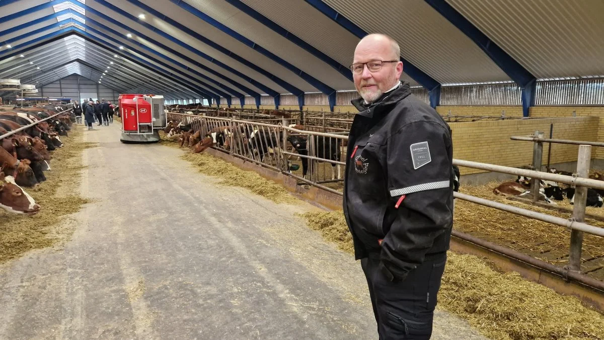 Det er godt 20 år siden, Jesper Fjordside overtog Gammel Præstegård udenfor Ringkøbing. For en måned siden fik han opgraderet med foderrobotten, der ses i baggrunden. Fotos: Henning K. Andersen