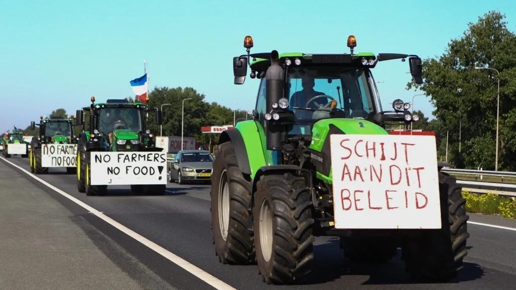 »F*ck denne politik« står der på skiltet på den forreste traktor. Hollandske landmænd har protesteret i månedsvis over regeringens planer om at sænke landbrugsproduktionen i landet. Foto: Jaap Wals