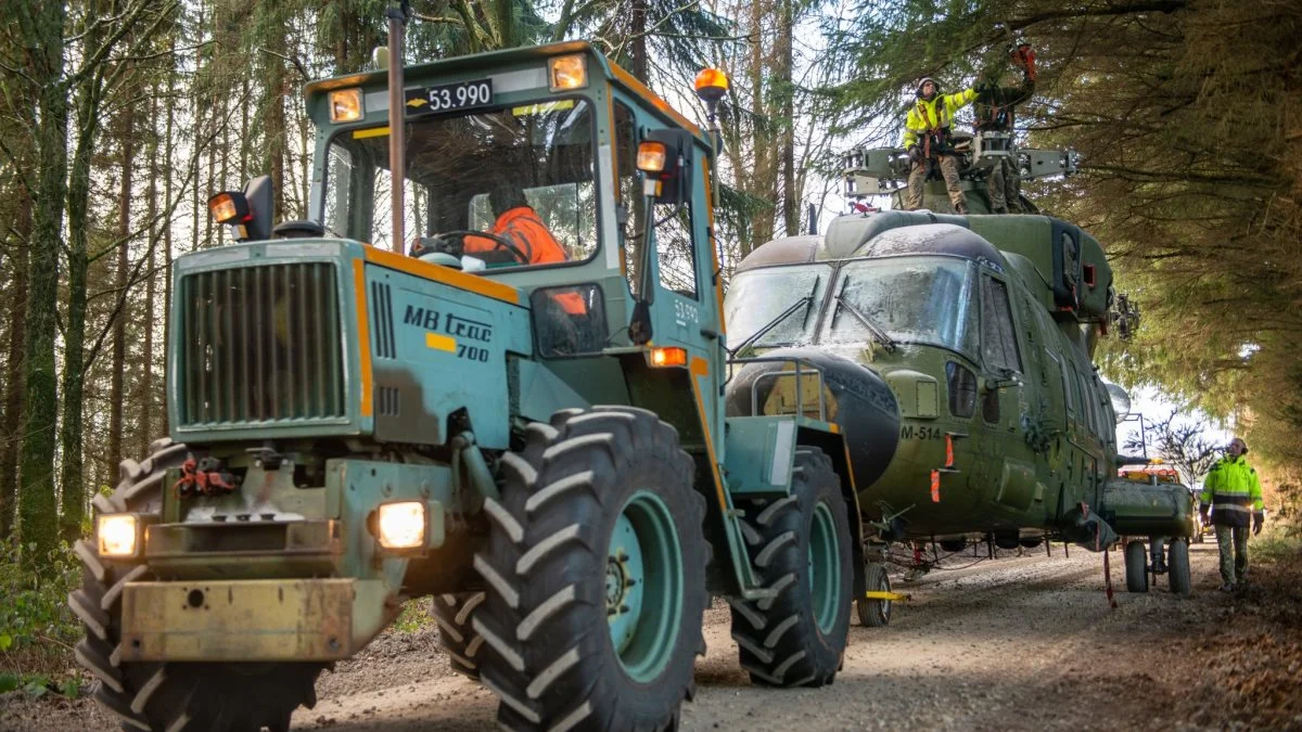 Det er ikke hver dag, man ser en Mercedes MB Trac 700 med bugseret redningshelikopter. Men det var altså synet, der mødte de lokale i Holstebro-området i mandags. Fotos: Forsvaret