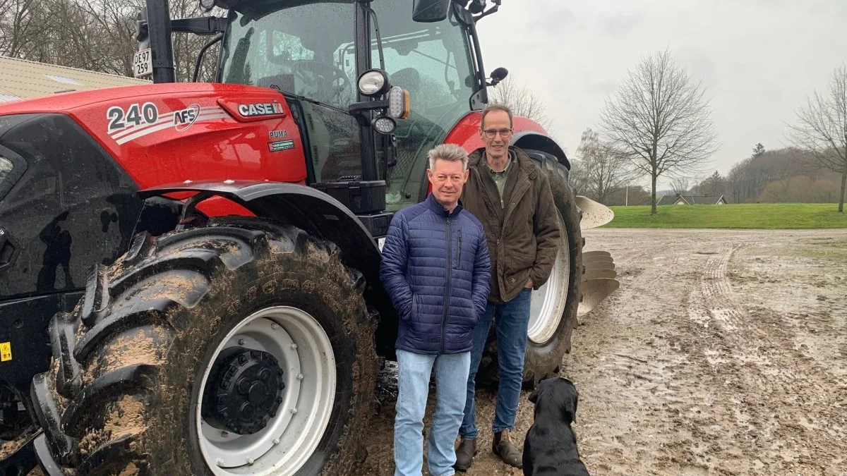Gårdejer Hans Boesen (th) foran traktoren sammen med markedschef Michael Lorentzen, Danish Agro. Stenagergaard prioriterer frøgræs højt, og indkøber derfor foder til deres smågrise- og slagtesvin.
