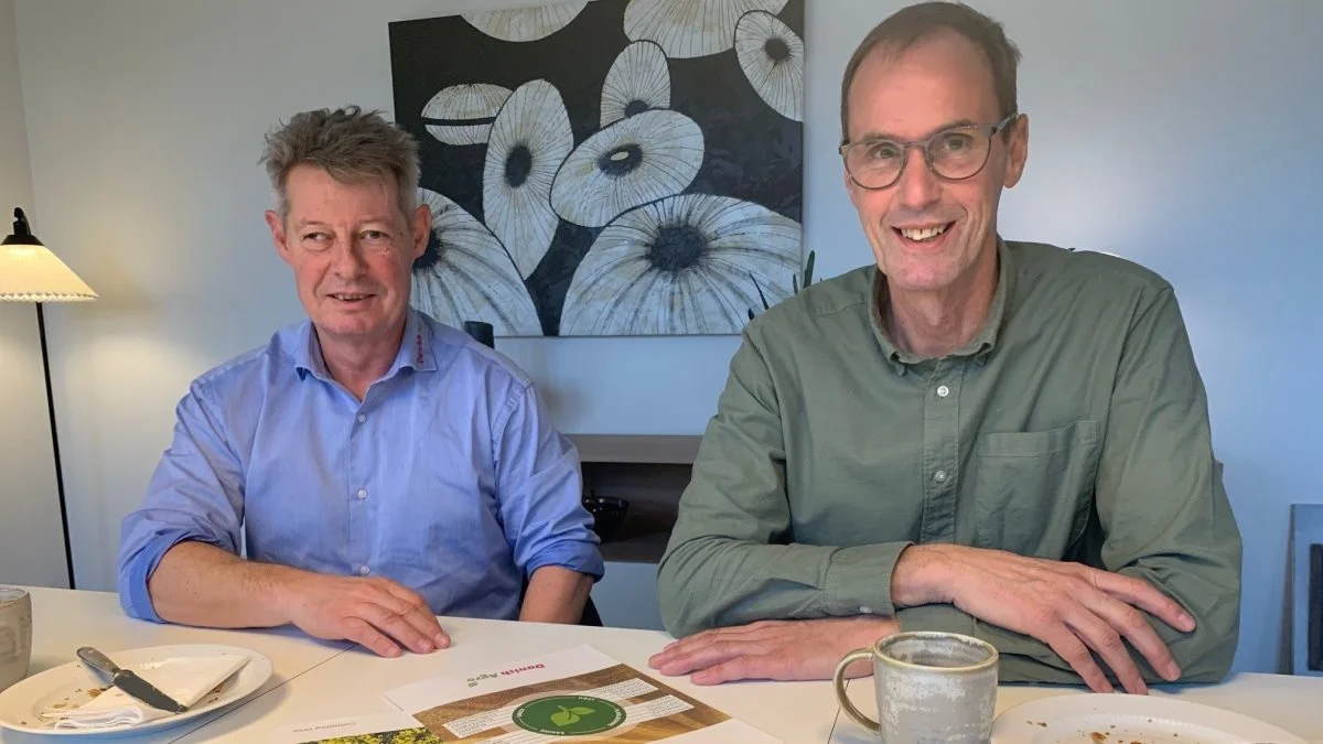 Markedschef Michael Lorentzen (tv), Danish Agro, og gårdejer Hans Boesen synes begge, at det er fornuftigt at tage ærterne ind i sædskiftet, blandt andet fordi de selv sørger for kvælstoffet.