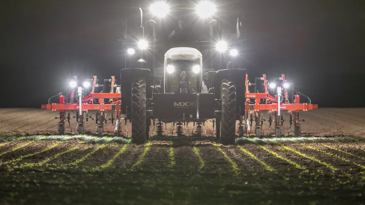 Lemken Steketee-radrensere kan nu leveres med Combi Cam Mode-kamerasystem, der sørger for præcis rækkestyring unders kørsel.