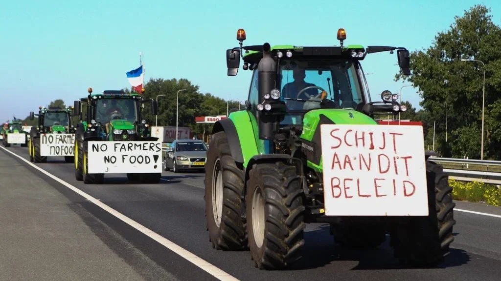 Den hollandske regerings planer om de facto at lukke flere landbrug fik de berørte og deres kollegaer til at arrangere storstilede demonstrationer og protestaktioner i Holland. Foto: Jaap Wals