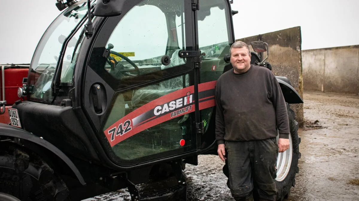 Jesper Løje bruger årligt 1.300 timer bag rattet på Case IH Farmliften.