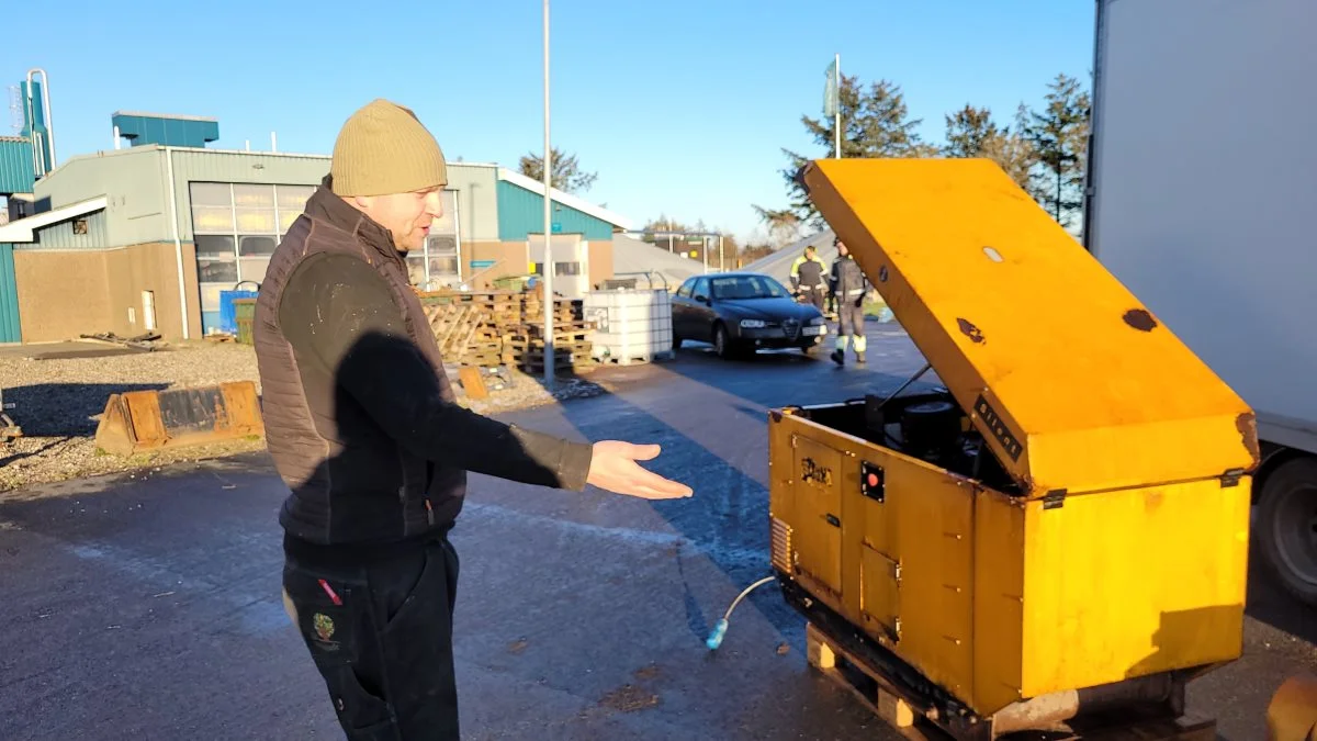 For nyligt sendte organisationen help-ukraine.nu en lastbil med nødstrømsgeneratorer til Ukraine. To af dem var doneret af bestyrelsesformand hos Ribe Biogas, Aage Lauritsen, der ses sammen med en af generatorerne på billedet her. Foto: Ribe Biogas