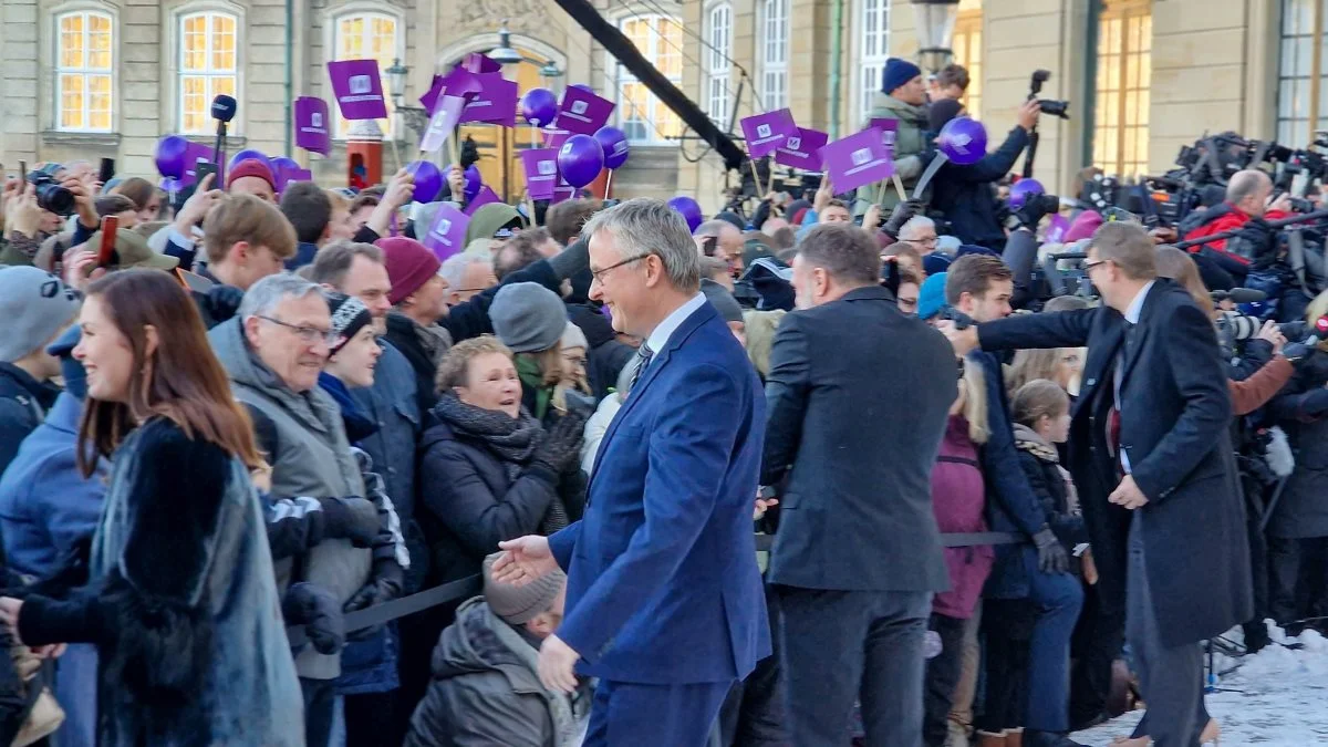 Onsdag aften i sidste uge blev Jacob Jensen tilbudt jobbet som Danmarks minister for fødevarer, landbrug og fiskeri. Dagen efter blev han foran Amalienborg præsenteret (forrest i blåt jakkesæt) for offentligheden sammen med de øvrige ministre i SVM-regeringen. Foto: Jørgen P. Jensen