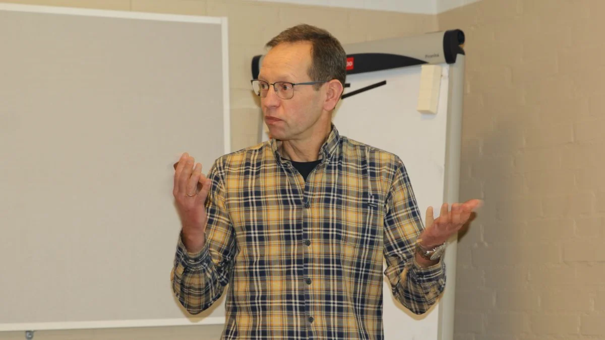 Specialkonsulent, Lars Egelund Olsen, Innovationscenter for Økologisk Landbrug fortalte om de forskellige rodukrudt og mulige bekæmpelse af dem i økologisk produktion.