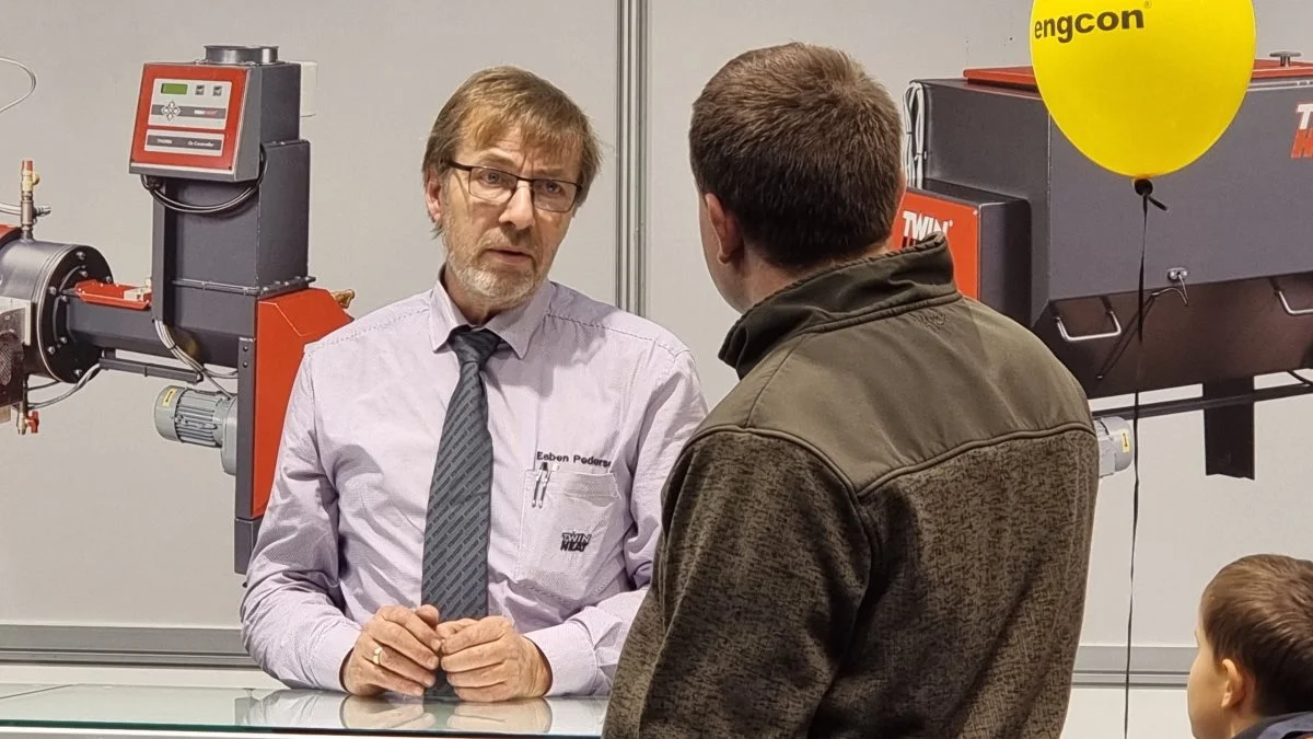 TwinHeat ejes af Esben Pedersen og Søren Vasegaard, som har udvidet produktudbuddet samt optimeret produkterne. Her er det Esben Pedersen, der taler med besøgende i standen på Agromek. Foto: Anders Lei