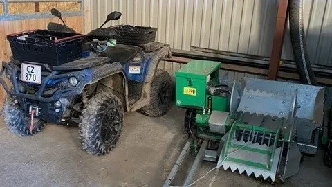 ATV og stenopsamler indkøbt efter prøveperiode af landmand Bent Nissen. Foto: Privat