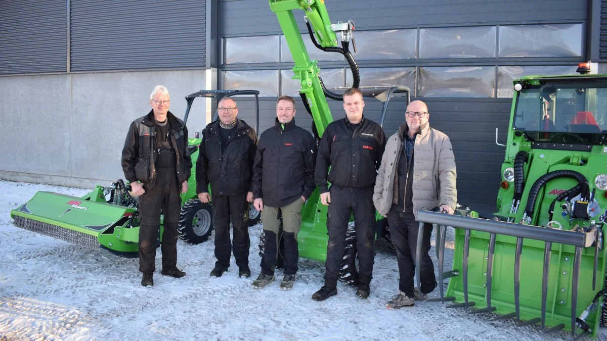 Holdet består af - fra venstre - montør Peter Andersen, montør Hugo Hansen, salgskonsulent Per Rune Larsen, værkfører og medindehaver Viktor Houlind og maskinhandler og medindehaver Torben Larsen.