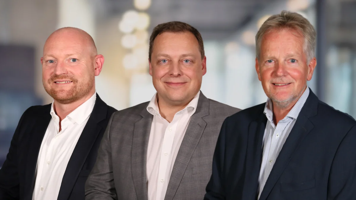 I Norden Advokatfirma er advokaterne Anders Bredgaard (tv.), Mads Kringelbach og Gert Storkborg Jensen nogle af de advokater, der rådgiver inden for vindenergi, solenergi og biogas. De understreger, at man skal være opmærksom, inden man indgår en aftale.