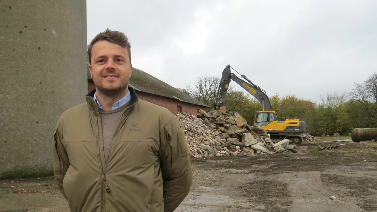 - Stedet her ligger i et agroindustrielt område knap én km syd for Nakskov Industrihavn, så det var oplagt for os at etablere et samarbejde med Overgaard, siger godsejer Carl-Johan von Rosen. Bag ham er en gravemaskine i gang med nedrivningsarbejdet, inden nybyggeriet går i gang. 