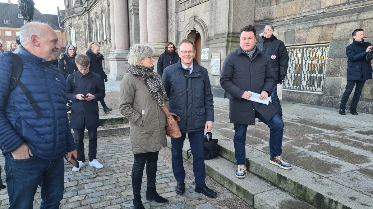 Erling Bonnesen  (nummer tre fra venstre), fortsætter som fødevareordfører for Venstre . Til gengæld har Socialdemokratiet skiftet ud på posten. Anders Kroborg (nr. fire fra venstre) bliver afløst af Ida Auken. Arkivfoto: Henning Andersen