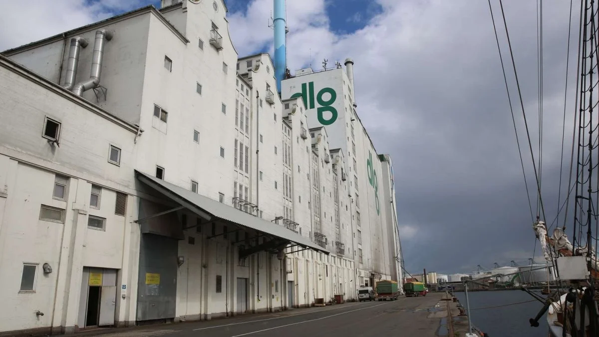 Fabrikken på Aarhus Havn er den ældste af DLG´s aktive fabrikker med en lang historie, som strækker sig helt tilbage til 1927, og den har gennem årene forsynet danske landmænd med millioner af tons foder. Foto: DLG