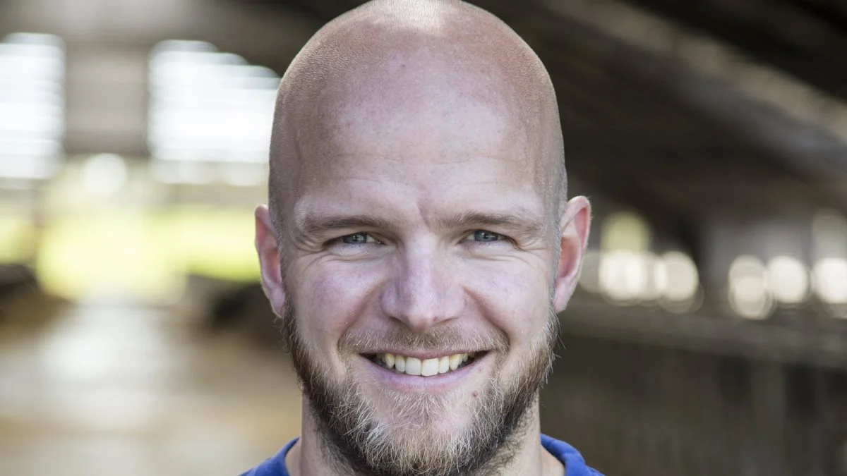 Vi skal have fundet en løsning på, hvordan vi selekterer de sundeste og mest fodereffektive køer. Og jeg synes, det er fantastisk, at der er nogen, der har lyst til at forske i lige præcis den udfordring, så vi også kan drive kvægbrug i fremtiden, lyder det fra mælkeproducent Claus Fenger. Foto: Arla