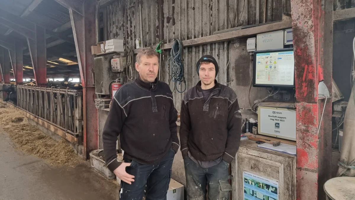 Christian Todsen og Martin Todsen, far og søn, driver en mælkeproduktion nær Aabenraa, og oplever lige nu frustration over et tvungent skifte til EasyCow, der netop har erstattet BoviSoft. Foto: Anders Lei