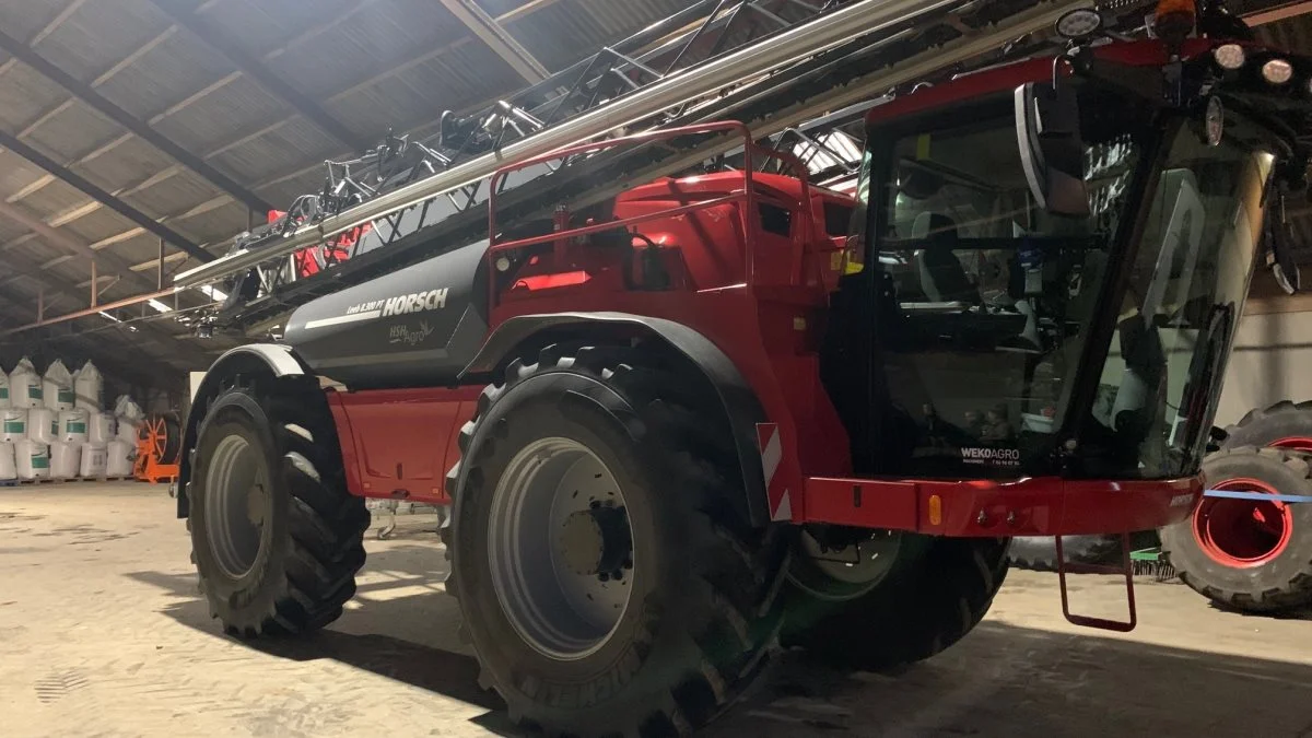 Der køres med en selvkørende marksprøjte, en 36 m Horsch Leeb PT 8.300.