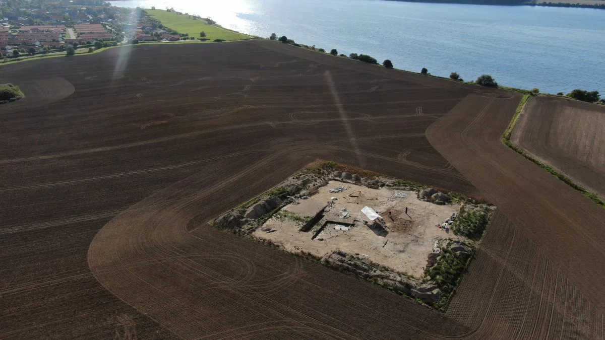 I sommeren 2022 gik Museum Vestsjælland i gang med en udgravning af jættestuen ved Skælskør, der viste sig at rumme resterne af et 11 meter langt gravkammer med en seks meter lang gang. Foto: Museum Vestsjælland