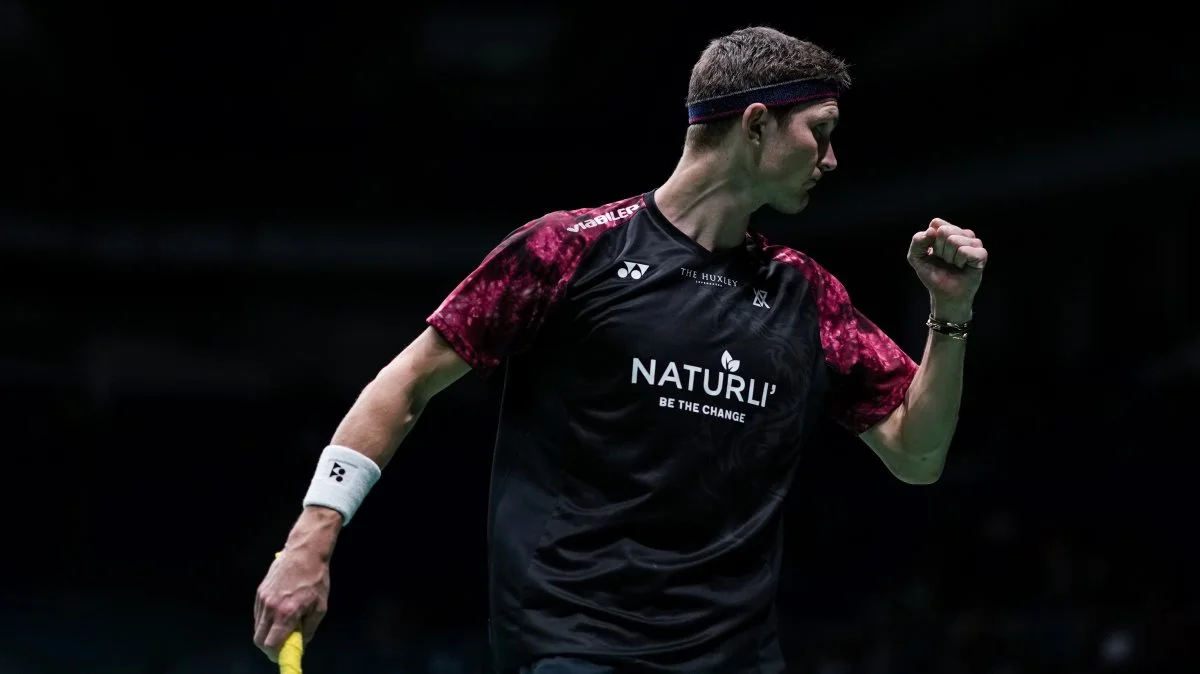 Badmintonspilleren Viktor Axelsen har fået Naturli´ på trøjen. Pressefoto