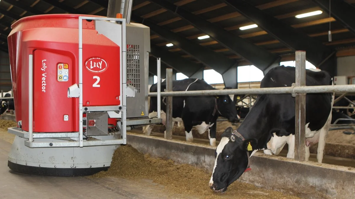 - Vi bruger kun én slags fodringsmaskine her – og det er Lely Vector, lyder det fra Ole Larsen, Stierslevgaard, som er klar til at fortælle mere om hverdagen med blandt andet automatisk fodring ved et åben stald-arrangement den 17. januar. Arkivfoto: Line Brusgaard