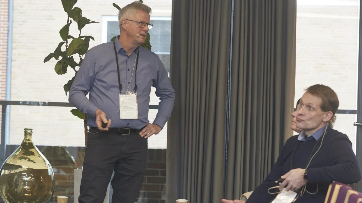 På Plantekongres 2023 i Herning gennemgik specialkonsulent Martin Mikkelsen fra Seges (tv) og professor Jørgen Eriksen, Aarhus Universitet, forsøg med sædskifte i grovfoder for at mindske udvaskningen af kvælstof. Foto: Erik Hansen