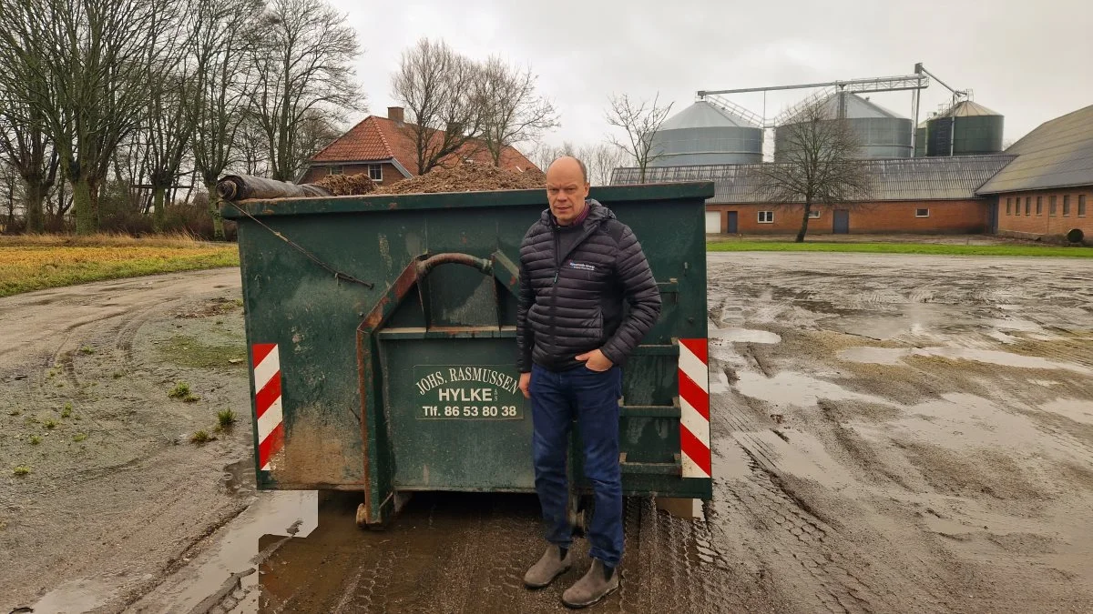 Jens Skovgaard-Jensen har haft skrabeæg på sin gård siden 1999. Her ses han ved en af de containere, som han har måttet opbevare efterladenskaberne fra sine høns i indtil videre. Fotos: Henning K. Andersen