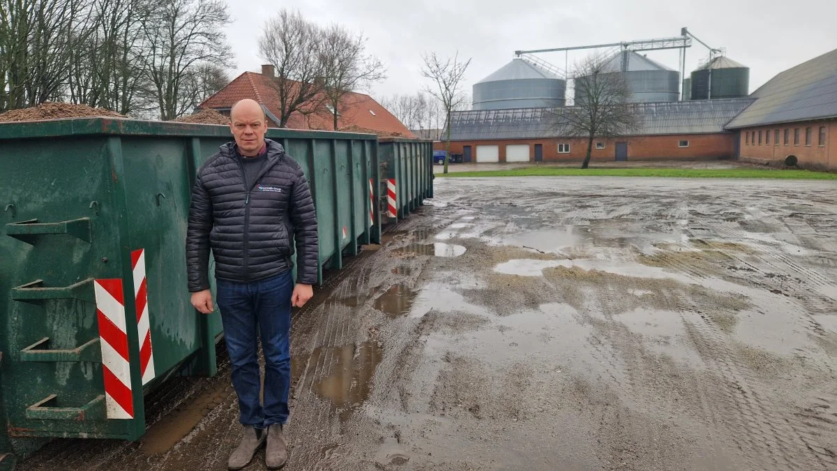 - Mine æg kan bruges til madvarer, det er ikke noget problem. De må gerne køres ud af zonen, og der er styr på tingene. Men så får jeg to dage efter afslag på, at mit hønsemøg må blive flyttet ud af zonen, lyder det fra Jens Skovgaard-Jensen, der har svært ved at forstå meningen bag afslaget. 