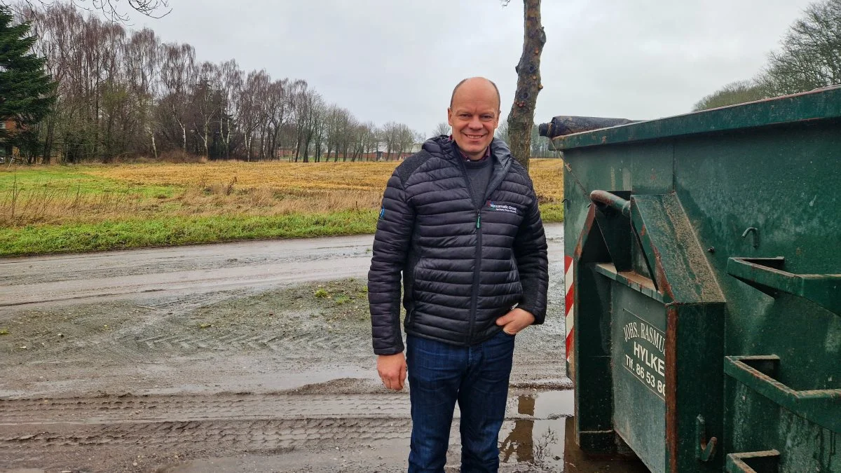 Jens Skovgaard-Jensen håber på at kunne få løst sit problem med hønsemøg ved at leje sig ind hos en anden landmand med en gylletank. For pladsen i containerne er ved at være fyldt op.