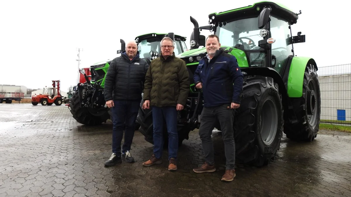 Samarbejdet mellem Deutz Fahr, AgroFyn og Brørup Traktor- & Maskincenter skal sikre fynske traktorkunder nem tilgang til moderne kvalitetstraktorer og kompetent service. På billedet ses Thomas Mortensen (tv.), Moni Worldwide, der er importør af Deutz-Fahr i Danmark, Claus Andresen, AgroFyn, og Svend Aage Jensen, Brørup Traktor- & Maskincenter. Pressefoto