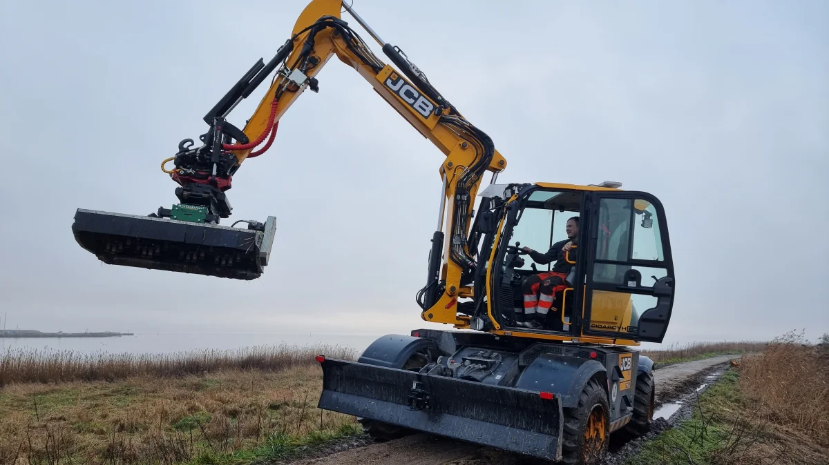Dennis Bull Bagge sidder i Hydradig-maskinen der er en af de første i Danmark, som har så højt et olieflow i sit skifte. Det ligger på 115 liter. Foto: Anders Lei