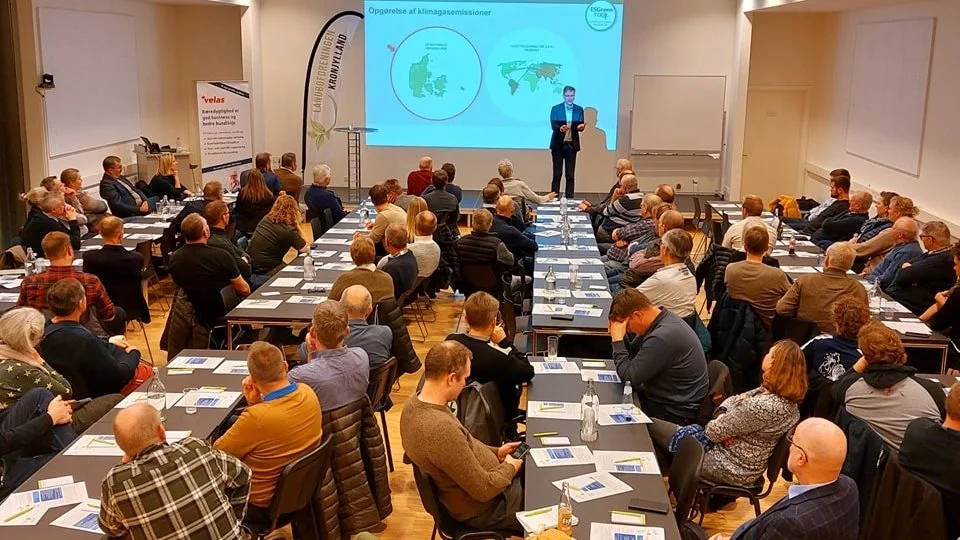 Samarbejdet mellem Favrskov Kommune og Landboforeningen Kronjylland blev forleden præsenteret. De vil hjælpe lokale landmænd med at nedbringe deres klimaaftryk gennem et nyt projekt. Foto: Landboforeningen Kronjylland
