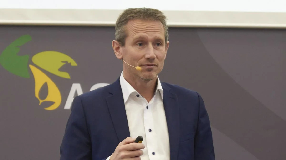 Kristian Jensen, direktør for Green Power Denmark, pegede på landmændene. Han mener, at de sidder med en vigtig brik i ambitionerne om en højere produktion af vedvarende energi i Danmark, nemlig jorden. Fotos: Tenna Bang