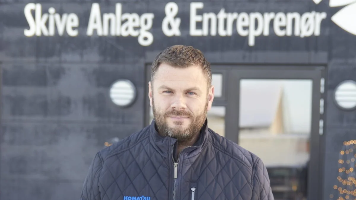 - I dag kommer der også uopfordrede ansøgere. Det gjorde der også før, men slet ikke i samme grad. Og dem, der kommer, er i høj grad også mere kvalificerede, siger Michael Nielsen, indehaver og direktør i Skive Anlæg & Entreprenør. Fotos: Tenna Bang