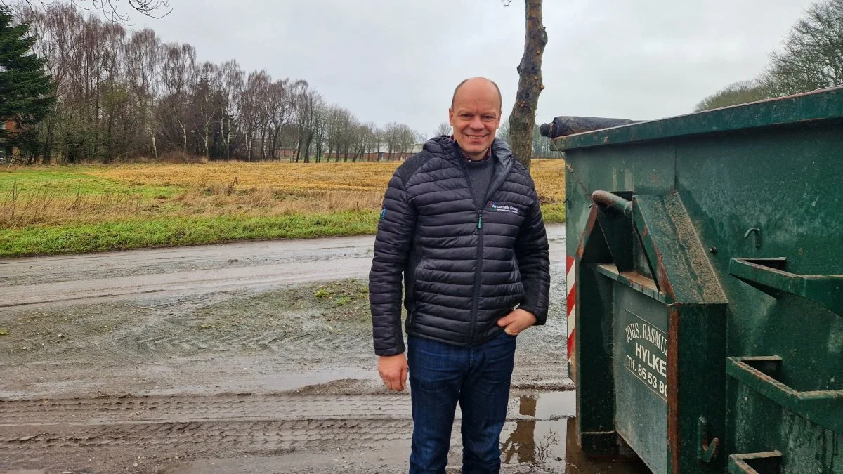 Jens Skovgaard-Andersen ved en af sine snart overfyldte containere. Foto: Henning K. Andersen