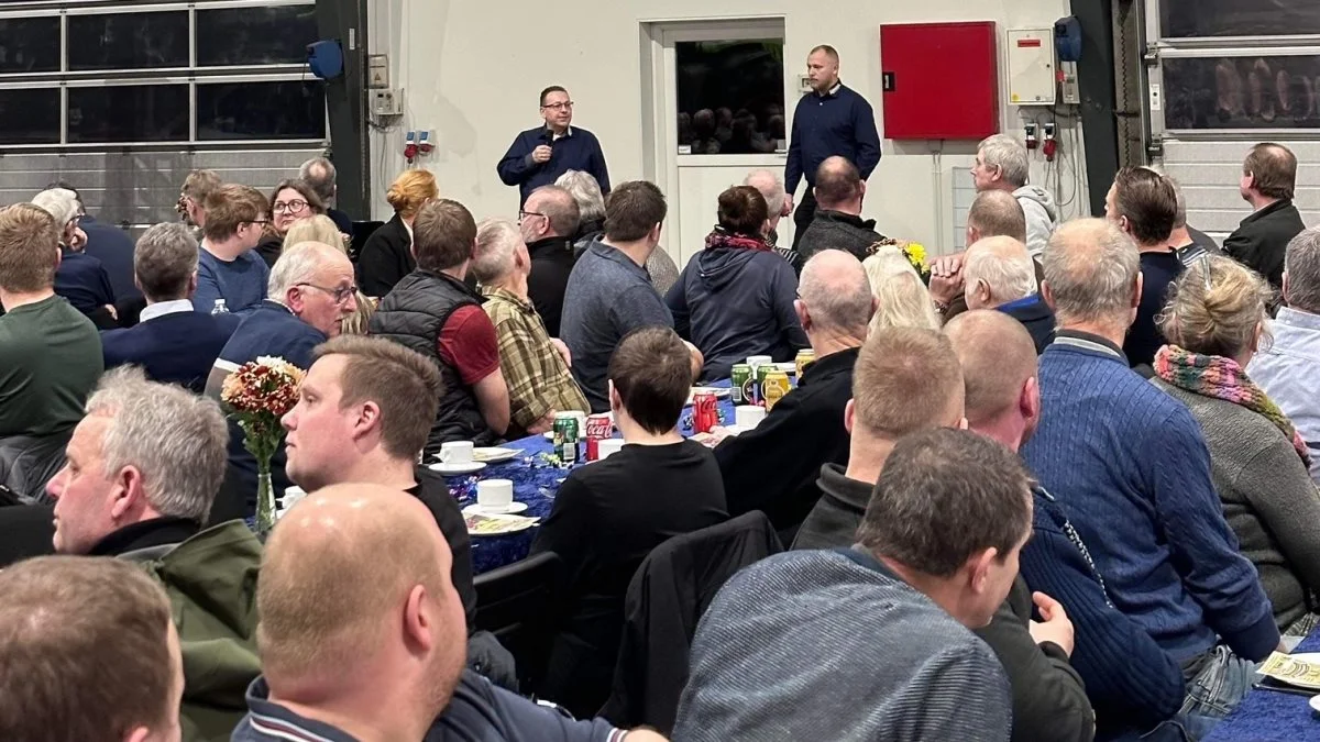 Indehaver Jesper Sørensen og kørselsleder Mikkel Damkjær Jespersen bød velkommen og fortalte om virksomhedens nyheder for 2023.
