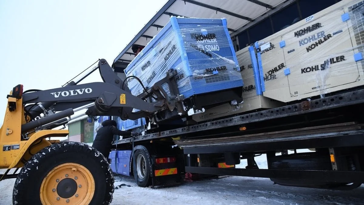 Læsning af ni John Deere/Kohler nødstrømsgeneratorer fra maskinhandler Brian Rostgaard Andersen fra Bimpler i Tønder. De er velankommet til den ukrainske hovedstad Kyiv. Foto: Karen Ahrenkiel, Studie8.