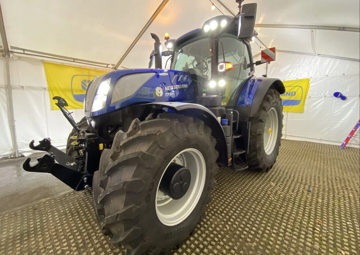 Her er den første New Holland T7.300 LWB-traktor i Danmark. Den nye New Holland-traktor leveres med lang akselafstand. Modelbetegnelsen på den nye traktor er T7.300 LWB, og udover lang akselafstand har traktoren PLM-Intelligence. T7.300 er en kraftfuld traktor i effektklassen 300 hk, der er velegnet til pto-arbejde og transportopgaver, og traktoren er udstyret med en FPT Industrial 6,7 liters, sekscylindret NEF-motor samt et drejningsmoment på 1.249 Nm ved 1.300 o/min. Foto: Per Jørgensen