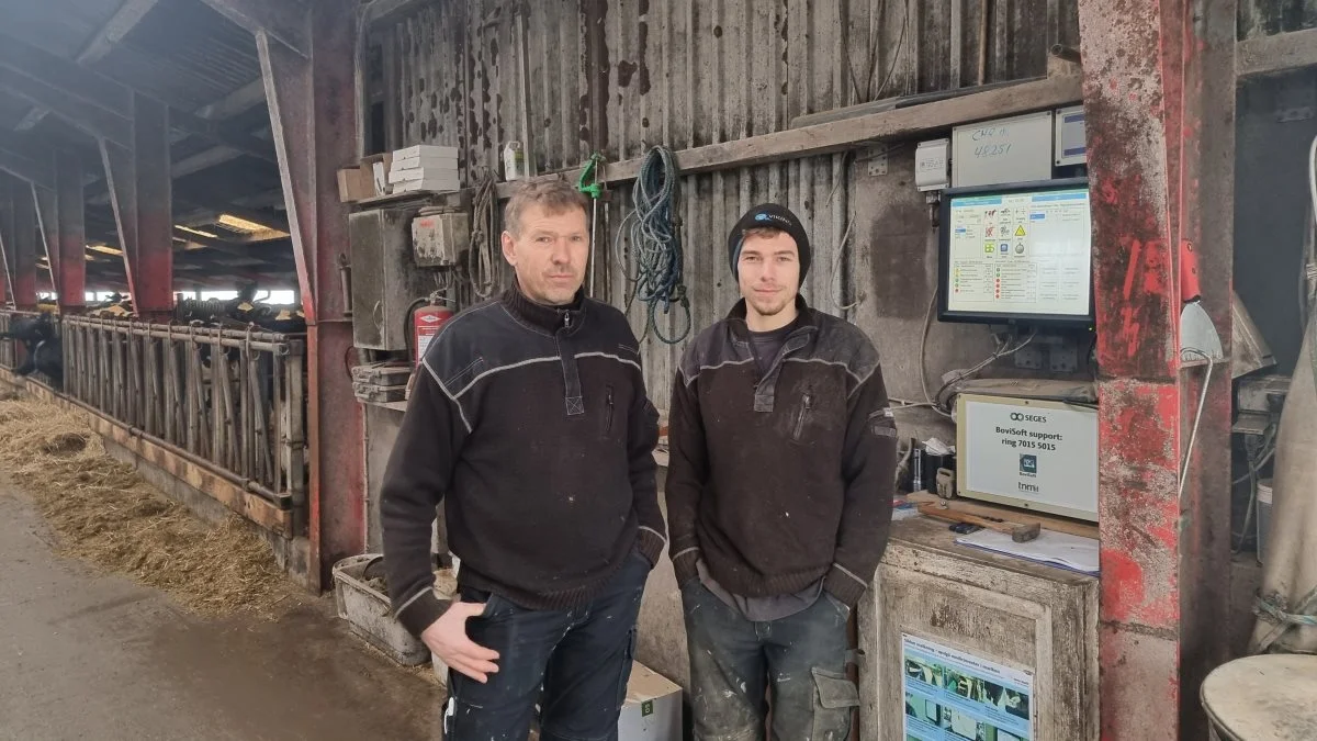 Christian Todsen og Martin Todsen, far og søn, driver en mælkeproduktion nær Aabenraa, og oplever lige nu frustration over et tvungent skifte til EasyCow, der netop har erstattet BoviSoft. Foto: Anders Lei