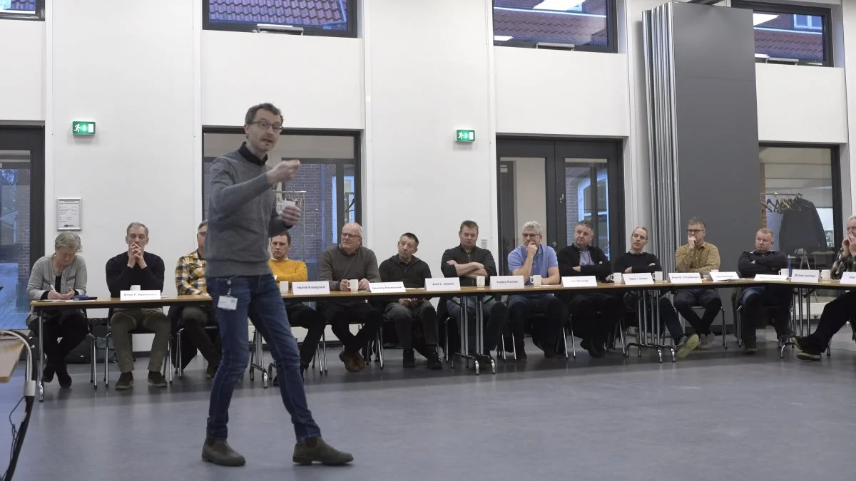 - Fundene af nedbrydningsprodukter fra skimmelmiddel kan føre til en nedlukning af melkartoffelproduktionen, som vi så det med minkerhvervet. Og det kan føre meget mere med sig, lød det fra afdelingsleder Carsten Fabricius, Seges, ved kurset på Dalum Landbrugsskole. Fotos: Erik Hansen