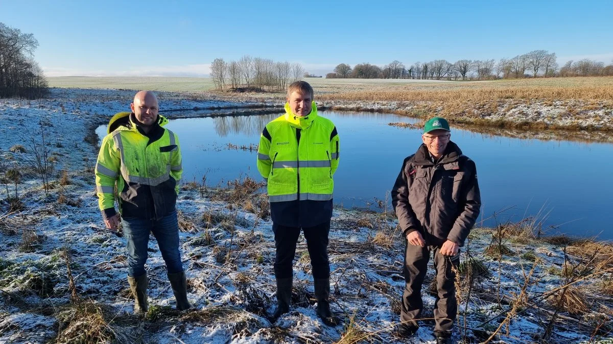 Martin Laursen (tv.), Kell Skovgaard og Bjarne Woldemar (th.) har rig erfaring med etablering af minivådområder.