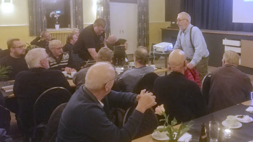 Hans Lysebjerg, der drev Flødstrup Maskinstation i over 40 år, holdt foredrag ved den velbesøgte klubaften i veterantraktorklubben i Ryslinge Forsamlingshus.