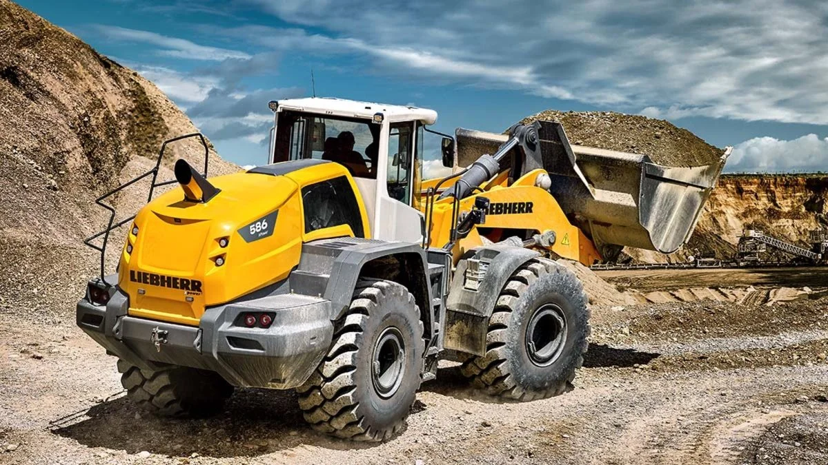 Blandt de maskiner, som HM Entreprenør har købt ind hos Johs. Møller Maskiner er denne - Liebherr L586, der har en kampvægt på 33 tons. Den er den tungeste af de maskiner, der indgår i den store handel. Foto: Liebherr.com
