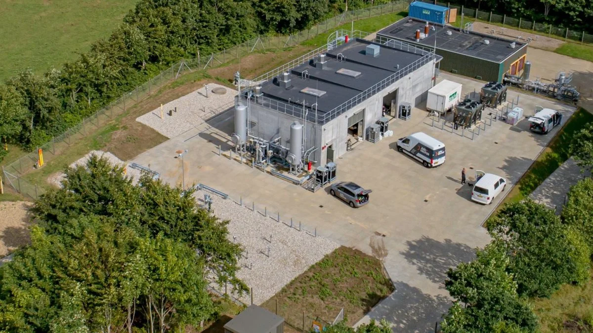 For at gas fra det lokale distributionsnet kan sendes ud på gastransmissionsnettet, skal trykket hæves og tilsatte lugtstoffer fjernes. Anlægget på billedet er et allerede eksisterende anlæg nær Viborg. Foto: Energinet