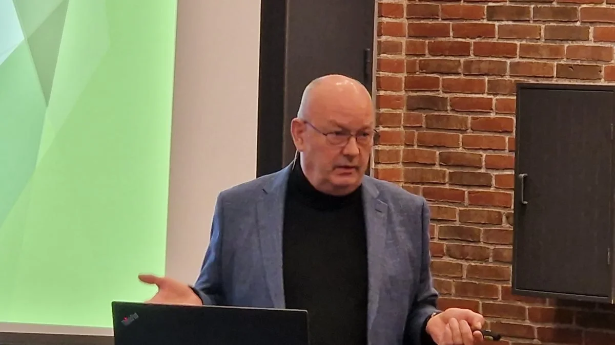 - Tim Lamyman bekæmper aldrig, men holder planterne totalt grønne fra start til slut. Og han bruger ikke store mængder pesticider – kun lidt mere, end vi gør. I forhold til hans høje høstudbytte bruger han faktisk mindre pesticid pr. ton udbytte, end vi gør, fortæller Vagn Lundsteen efter hans besøg i sommer hos Tim Lamyman. Foto: Jørgen P. Jensen