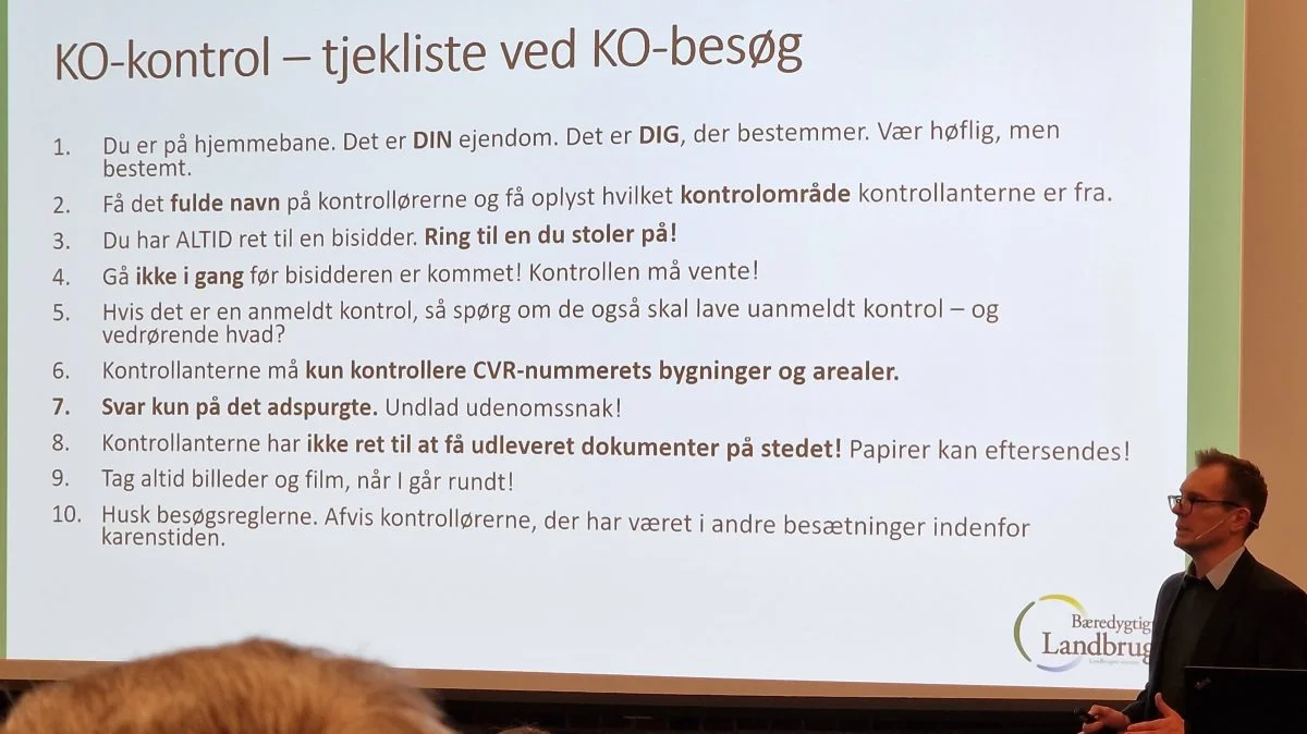 Chefjurist Nikolaj Schulz fra Bæredygtigt Landbrug gennemgik de retskrav, man som landmand har ved et kontrolbesøg fra Landbrugsstyrelsen. Her viser han en liste over gode råd til landmanden.