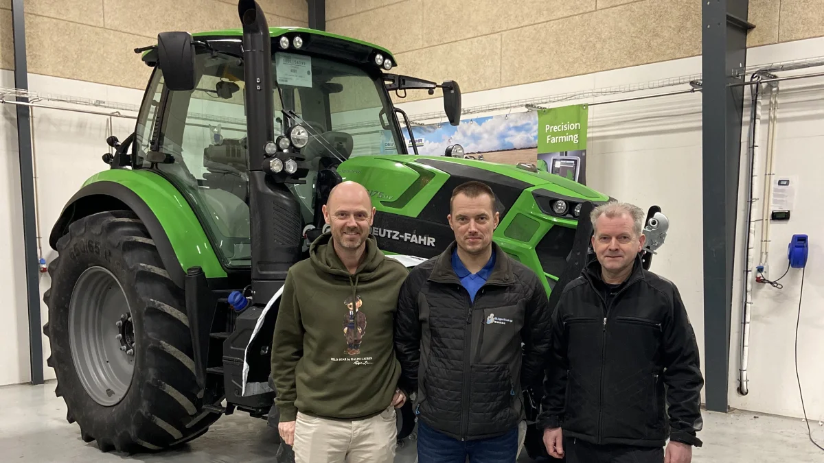 SR Agro & Last bliver ny Deutz-Fahr forhandler i Nordjylland. Fra venstre Henrik Hansen, CEO i Moni Worldwide, Sune Jensen, ejer af SR Agro & Last ApS og Henrik Rømer, sælger hos SR Agro & Last. Pressefoto